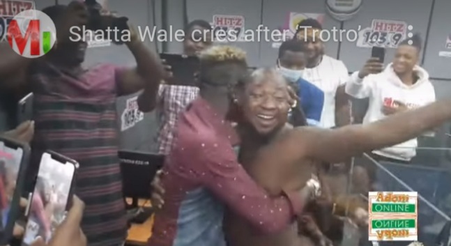 A Trotro Driver Packs and Talks to Shatta Wale on&nbsp;Hitzfm