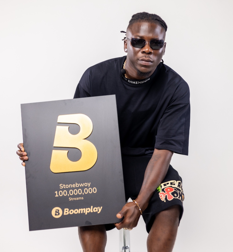Stonebwoy receives Golden Club plaque from&nbsp;Boomplay
